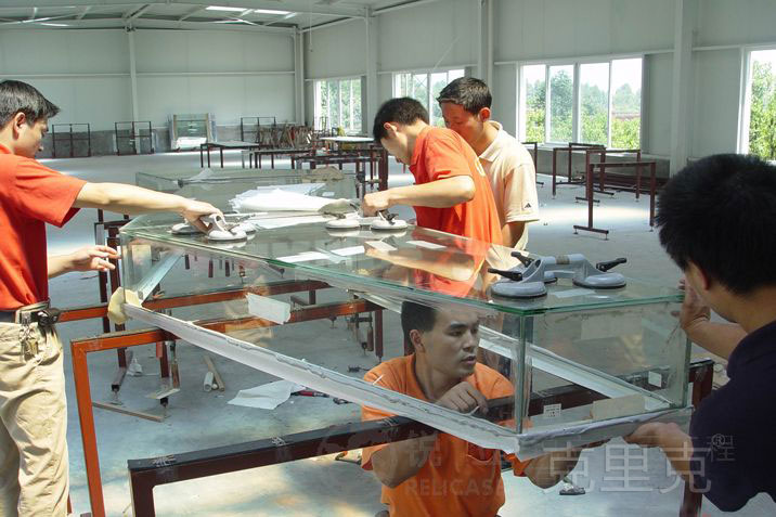 美國安克雷奇阿魯提克展示中心桌面文物展示柜制作現場(chǎng)