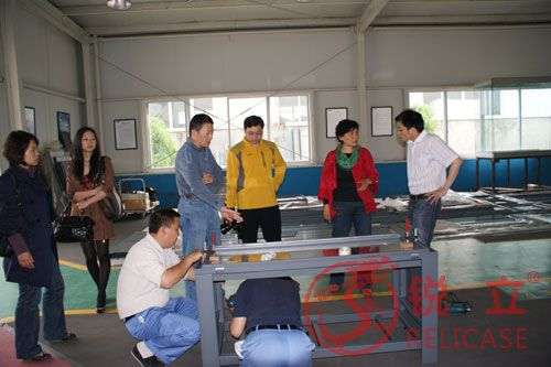 中國國家博物館展覽部主任曹新欣先生和副主任王杰先生參觀(guān)了克里克展柜生產(chǎn)基地2