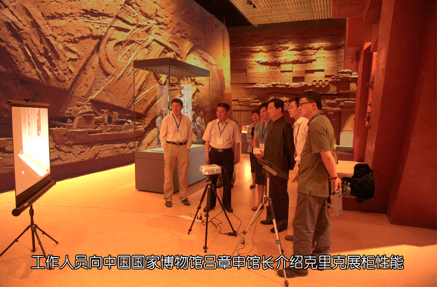 中國國家博物館館長(cháng)呂章申先生在“復興之路”展覽館參觀(guān)了展示柜