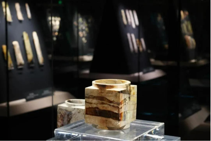 看到這張照片，你是不是以為玉琮在“裸展”？沒(méi)錯，確實(shí)像。但它真的沒(méi)有裸展